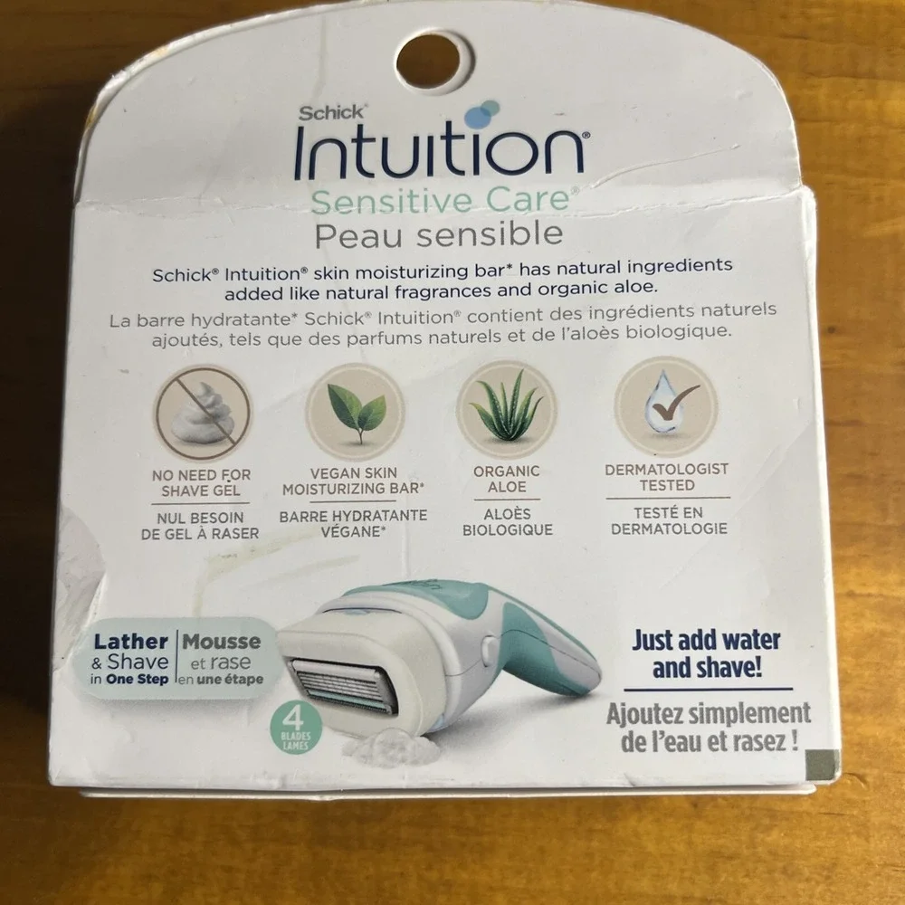 SCHICK INTUITION 3 PACK CARTRIDGE REFILLS SENSITIVE CARE (ALOE & VITAMIN E) - Picture 5 of 7